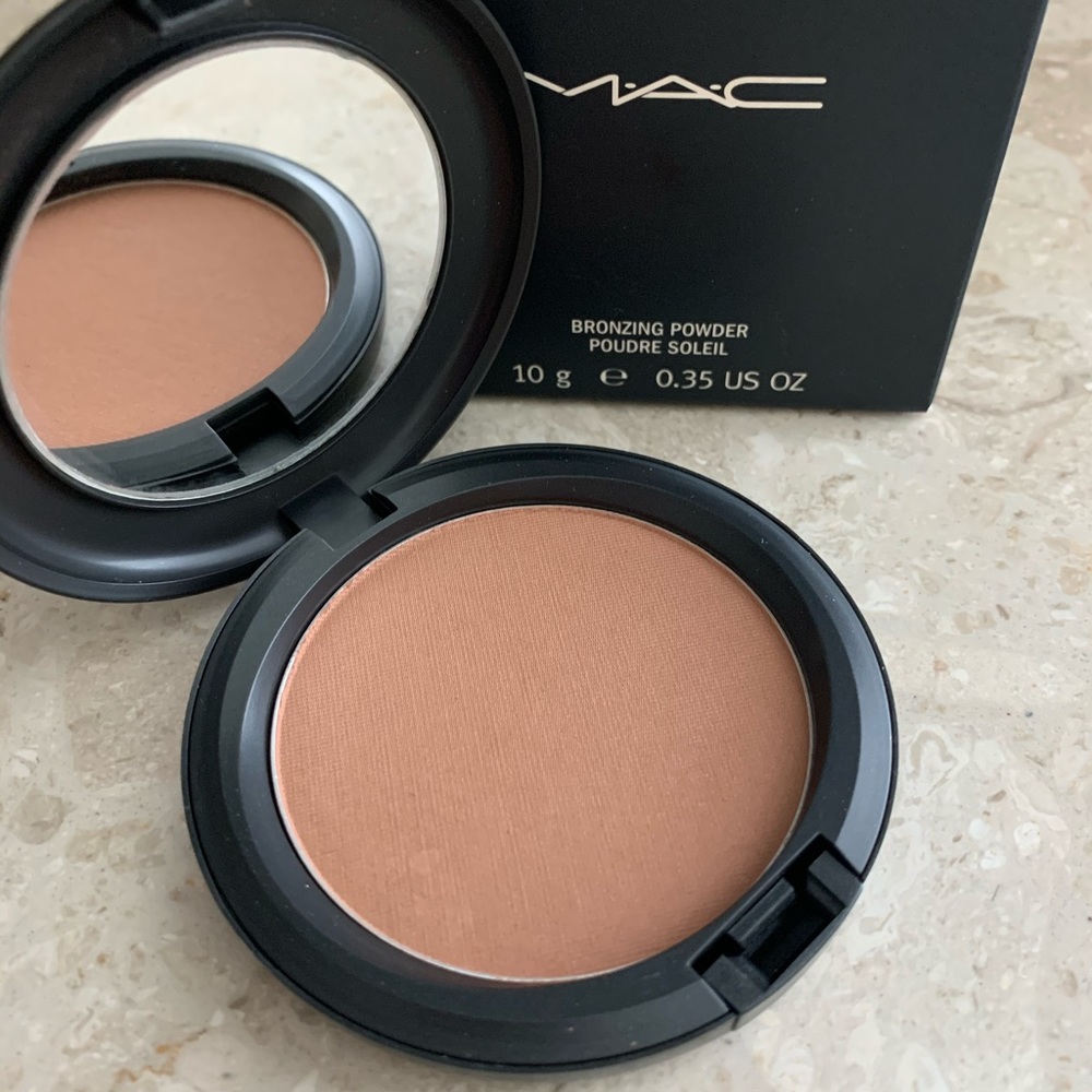 NIB MAC Cosmetics Bronzing Powder in Golden